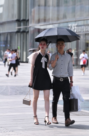 黑裙高跟凉鞋美腿