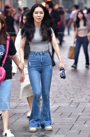 &紧身蓝牛美女