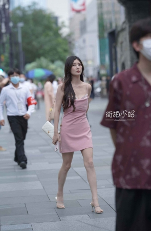街拍吊带粉色群御姐