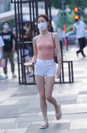 热裤美女