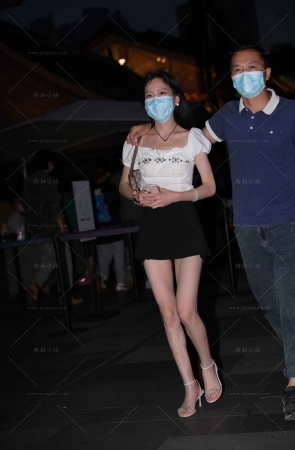 夜拍凉高美腿小仙女