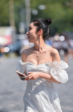 大气一字肩白裙 [38P-719MB]