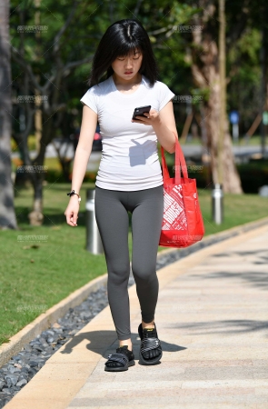 &参加活动紧身裤美女