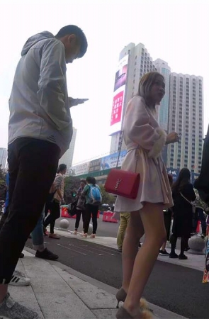 过马路的粉色大衣街拍裸腿美女
