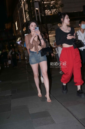 夜拍牛仔短裙大长腿美女