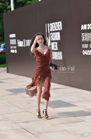 吊带长裙高跟美女
