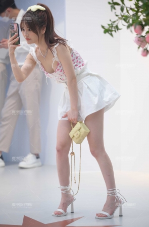 大眼萌妹 [19P]