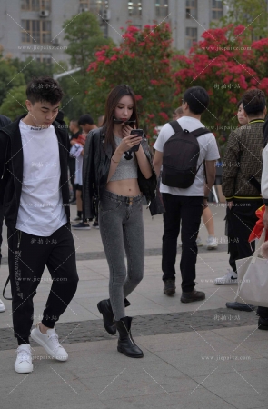 灰色紧身牛仔裤美眉 [18P]