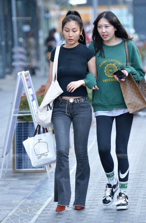 &高挑阔腿牛仔裤美女&