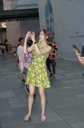 绿色裙美腿美zu美女