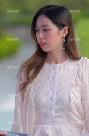 清纯的：微胖肉腿女孩