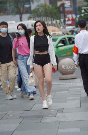 运动短热裤小姐姐