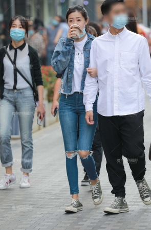 紧身蓝牛女友