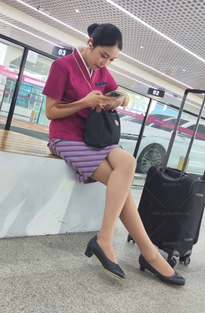 4K视频偶遇南航空姐落地肉丝二郎腿优雅美丽 4P