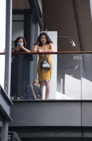 黄色包臀长裙美女