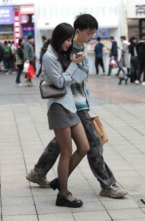 街拍黑丝短裙妹子