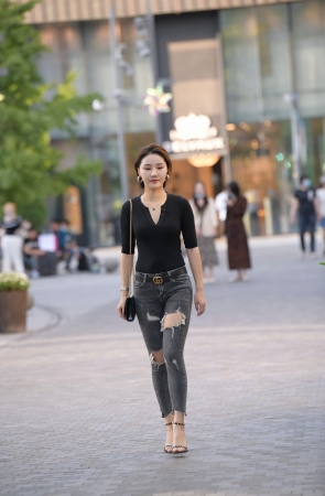 短发气质美女