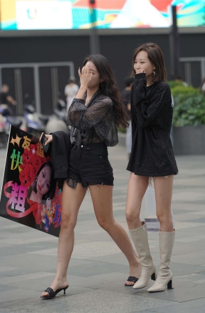 牛仔短裤笑开颜