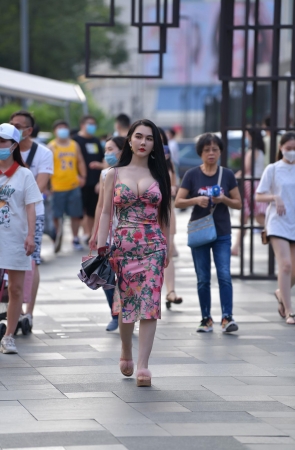 街头搭讪丰满的美女