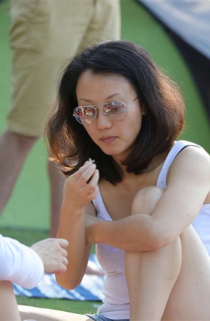 No1201 清凉美少妇盘腿而坐，一双玉足接近无瑕