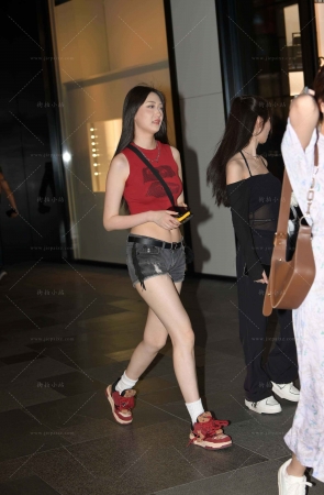 夜拍美腿热裤小蛮腰的小姐姐