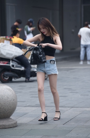 在包包里找什么呢