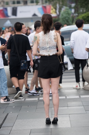 漂亮的镂空衣小姐姐