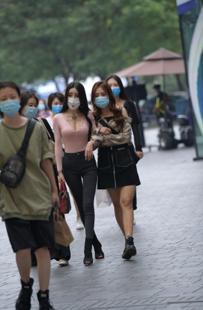 长腿紧牛小妹