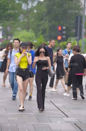 两位时尚美女