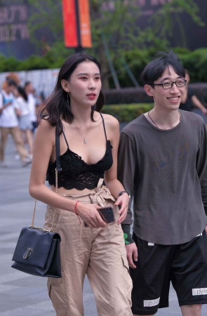 低胸装吊带妹纸