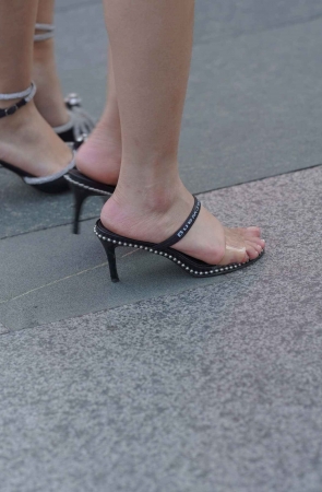 街拍大长腿美女