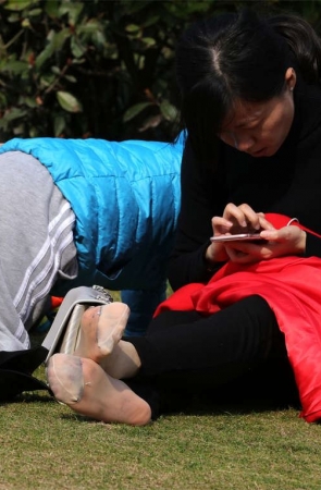 No972 典雅端庄的温柔少妇对脏脏的肉丝足底毫不介意