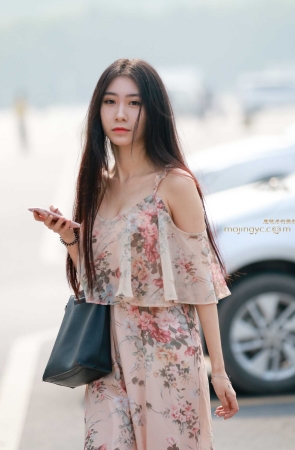 看着很舒服的清新气质长裙美眉