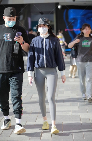 街拍紧身裤小妞