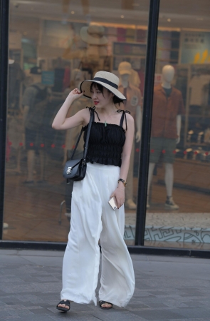 笑容很甜的美女