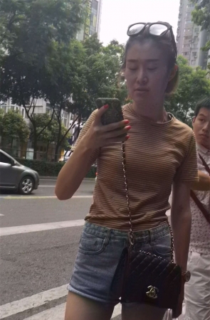 高腰牛仔热裤裸腿清纯美女