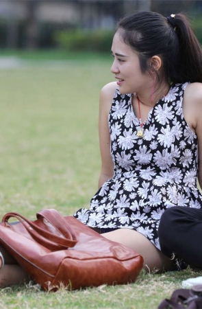 No771 水灵的大眼女孩悄悄地脱了一只鞋，以为不会被人发现