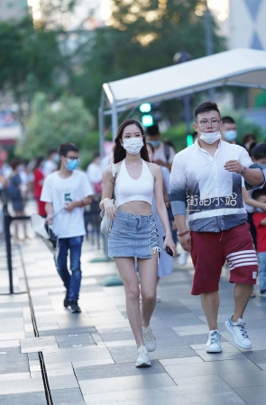 街拍牛仔短裙长腿女友~