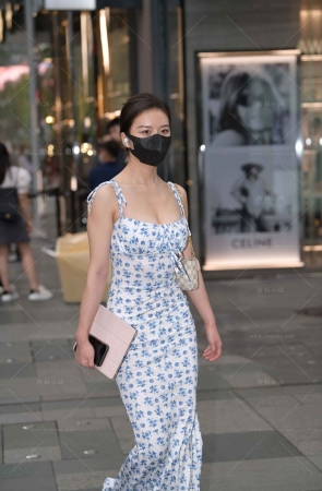 街拍吊带花长裙丰满美女