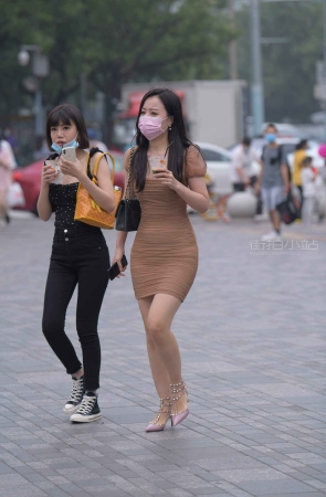 街拍棕色紧身包臀裙性感美女