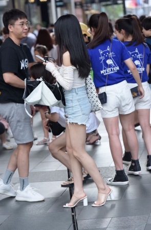 玩手机的美女