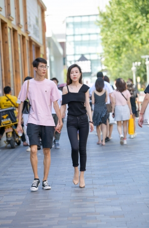 黑色牛仔裤小姐姐