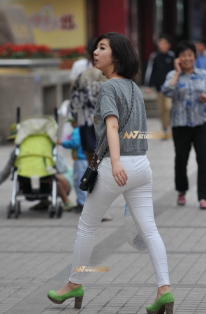 白色紧身裤  丰臀少女