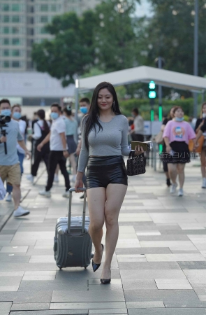 皮短裤性感高跟美女