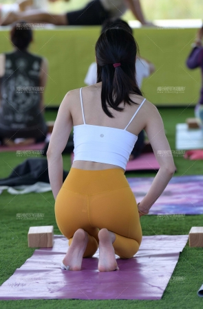 &苗条紧身美女&
