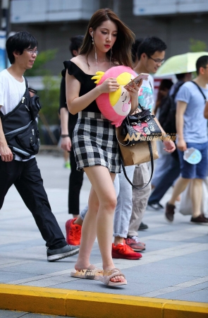 绿叶衬托出天使脸庞的你