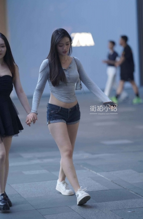 街拍紧身超短热裤美眉