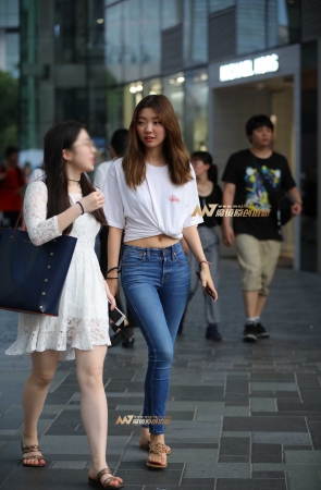 抽烟的紧牛美眉