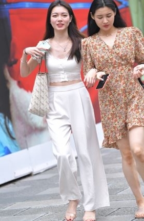 漂亮的白裤小姐姐(67P)