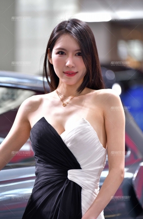 &黑白长裙车模美女